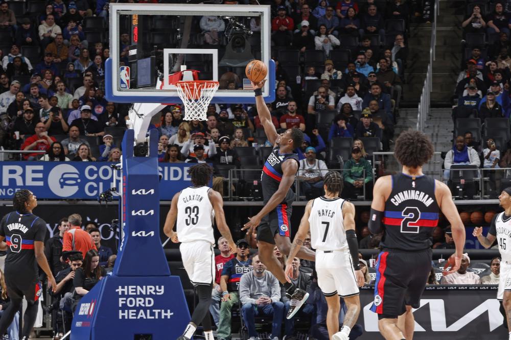 球队显得更 球队显得更